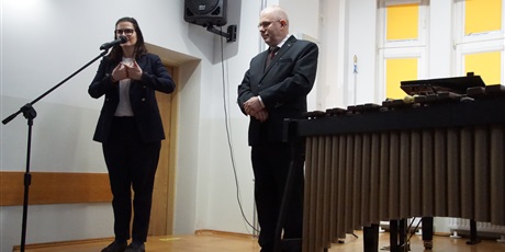 Powiększ grafikę: oficjalne otwarcie szkoły po termomodernizacji - Pani Prezydent Miasta Gdańska Aleksandra Dulkiewcz oraz dyrektor Grzegorz Borsuk